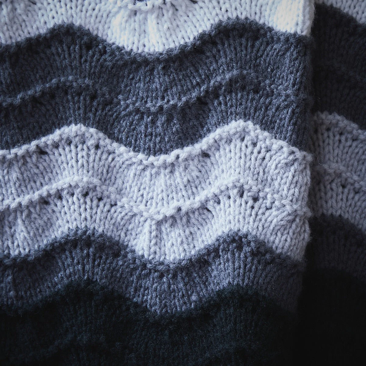 Soft Waves Throw Pattern - Image 3
